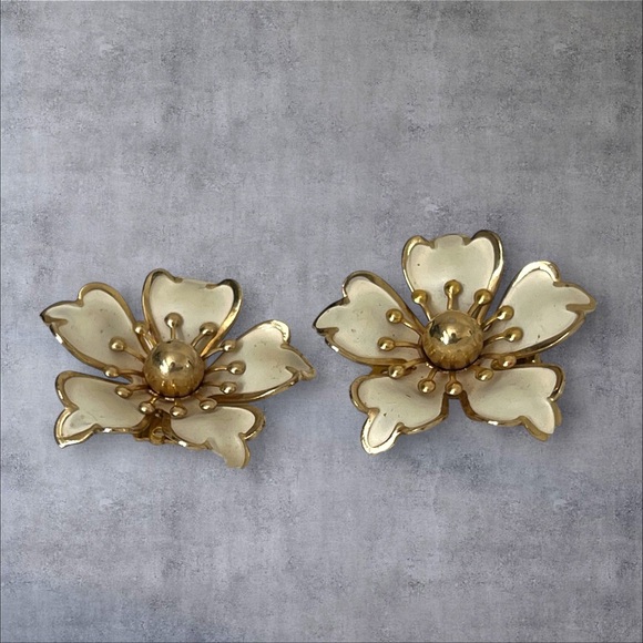Large white enamel flower clip on earrings, gold tone - Picture 5 of 5